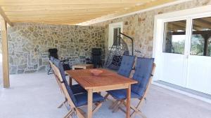 un tavolo e sedie in legno su un patio di Casa de Celebrar a Vida a Monchique