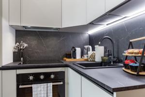 Η κουζίνα ή μικρή κουζίνα στο Moscova Luxury Home