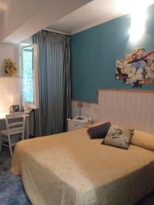 um quarto com uma cama grande e uma mesa em Hotel Sant'Andrea em Marciana