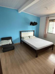 Un dormitorio con una cama y una silla dentro. en Pousada Hawaii, en Barra Velha 19 fotos más