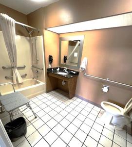 ein Badezimmer mit einem WC, einem Waschbecken und einer Badewanne in der Unterkunft Baymont by Wyndham Gaffney in Gaffney