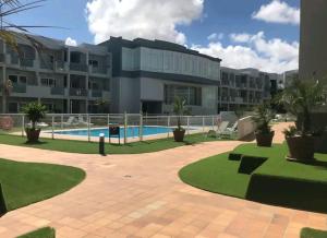 Bazén v ubytovaní Disfruta Sol & Playa en Corralejo I alebo v jeho blízkosti