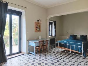 Saint-André-de-Sangonisにある123 SOLEILのベッドと机とテーブルのある寝室
