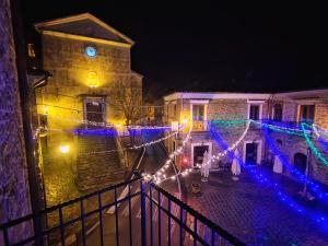 um grupo de luzes de Natal num edifício à noite em Palazzo Iaquinta - Luxury Rooms & Wellness em Cicerale