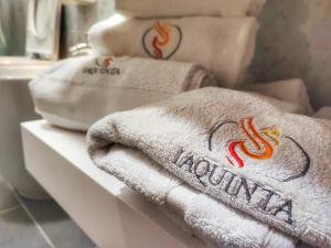 um grupo de toalhas numa prateleira na casa de banho em Palazzo Iaquinta - Luxury Rooms & Wellness em Cicerale