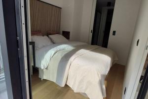 Postel nebo postele na pokoji v ubytování Trendy flat in gouden winkeldriehoek nabij strand