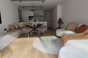 Posezení v ubytování Trendy flat in gouden winkeldriehoek nabij strand