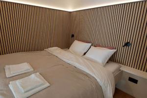 Postel nebo postele na pokoji v ubytování Trendy flat in gouden winkeldriehoek nabij strand