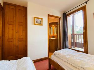 Katil atau katil-katil dalam bilik di Oz en oisan APPART 6-8 PERS CHALET DES NEIGES Piscine -Sauna +44 gambar
