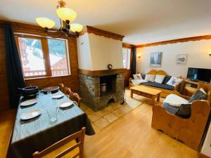 Ruang duduk di Oz en oisan APPART 6-8 PERS CHALET DES NEIGES Piscine -Sauna