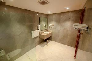 uma casa de banho com um lavatório e um espelho em الماسم للأجنحة المخدومة- الملك فهد em Riade