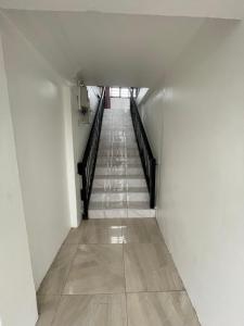 Big & confortable apartment for 6 - Center of Osu La Crescent في آكرا: ممر طويل مع سلالم في مبنى