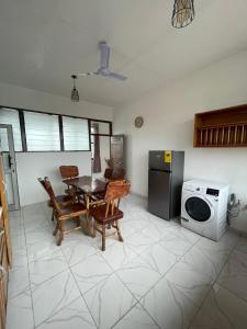 uma sala de estar com uma mesa e um micro-ondas em Big & confortable apartment for 6 - Center of Osu La Crescent em Accra