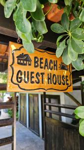 un cartel para una casa de huéspedes en la playa en un edificio en Beach Guest House - GMT en Río de Janeiro