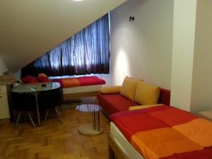Ένα ή περισσότερα κρεβάτια σε δωμάτιο στο Studio Apartments Korosteljev