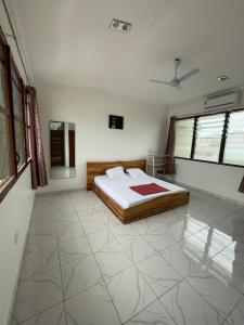 um quarto com uma cama e piso em azulejo em Big & confortable apartment for 6 - Center of Osu La Crescent em Accra