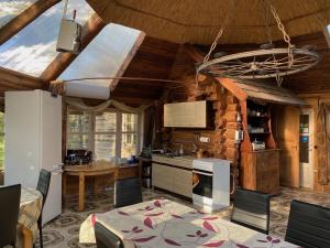 TV a/nebo společenská místnost v ubytování Vango Holiday Village
