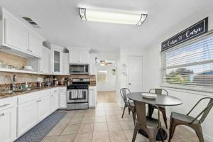 Split Level Duplex Oasis的厨房或小厨房