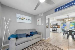 Split Level Duplex Oasis的厨房或小厨房