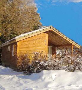 une petite cabine dans la neige dans l'établissement Chalet jolie vue montagne Air vivifiant, à Saint-Léger-les-Mélèzes