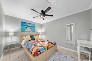 Split Level Duplex Oasis客房内的一张或多张床位