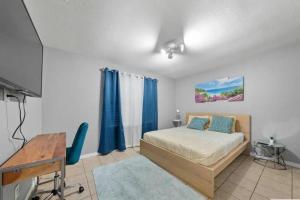 Split Level Duplex Oasis客房内的一张或多张床位