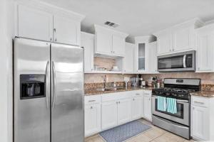 Split Level Duplex Oasis的厨房或小厨房
