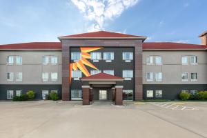 a building with a large painting on the front of it at La Quinta by Wyndham Belton - Temple South in Belton