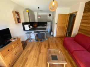 Televízia a/alebo spoločenská miestnosť v ubytovaní Appartement contemporain, spacieux et lumineux, dans une résidence calme à Châtel, proche des pistes! - FR-1-693-84