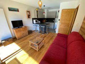 Televízia a/alebo spoločenská miestnosť v ubytovaní Appartement contemporain, spacieux et lumineux, dans une résidence calme à Châtel, proche des pistes! - FR-1-693-84