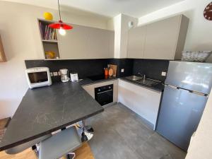 Kuchyňa alebo kuchynka v ubytovaní Appartement contemporain, spacieux et lumineux, dans une résidence calme à Châtel, proche des pistes! - FR-1-693-84