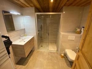 Kúpeľňa v ubytovaní Appartement contemporain, spacieux et lumineux, dans une résidence calme à Châtel, proche des pistes! - FR-1-693-84