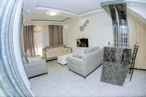 Khu vực ghế ngồi tại Kigali Wings Apartment 1
