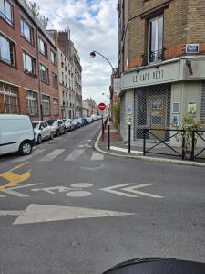 eine leere Stadtstraße mit auf der Straße geparkt in der Unterkunft appartement calme à 10mn à pied de la villette in Le Pré-Saint-Gervais