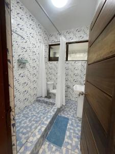 uma casa de banho com um chuveiro, um lavatório e um WC. em Big & confortable apartment for 6 - Center of Osu La Crescent em Accra