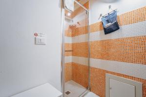 a shower with a glass door in a bathroom at Camera Demetra in Syracuse