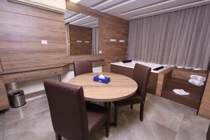 فندق إيبيزا في جونية: غرفة طعام مع طاولة وكراسي وحوض استحمام