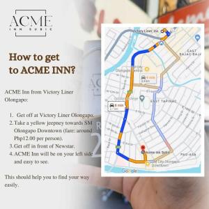 une main tenant un livre avec une carte dans l'établissement ACME Inn Subic, à Olongapo