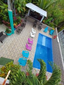 uma vista aérea de uma piscina com espreguiçadeiras e uma piscina em Posada Ashanty em Providencia
