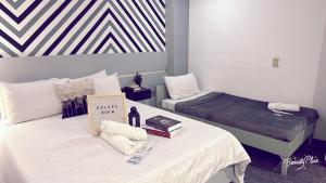 ACME Inn Subic客房内的一张或多张床位