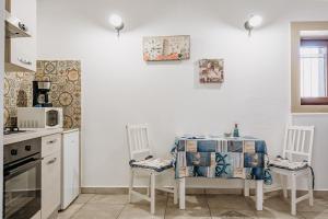 Siracusa Casa Tiche & Selene的厨房或小厨房