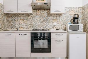 Siracusa Casa Tiche & Selene的厨房或小厨房