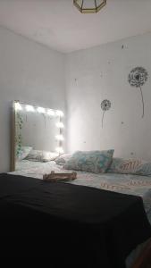 1 dormitorio con espejo grande en la pared en La posada del Kintsugi, en Pilas