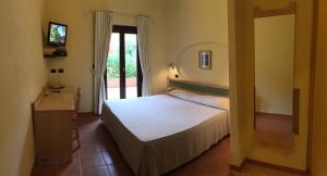 Postel nebo postele na pokoji v ubytování Hotel Cala Reale