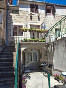 una entrada a un edificio con mesa y sillas en Old town apartment Nina 1, en Split