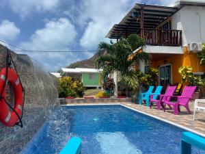 een zwembad met een waterpartij naast een huis bij Posada Ashanty in Providencia