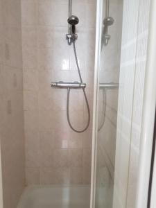een douche met een douchekop en een douche bij Chambre privée au coeur de la Gaume, calme et détente in Musson