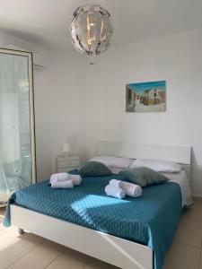 a bedroom with a bed with towels on it at Casa Marsilla in Marzamemi
