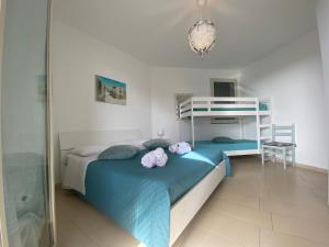 a bedroom with a bunk bed with towels on it at Casa Marsilla in Marzamemi