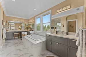 uma grande casa de banho com uma grande banheira e um lavatório em Stunning Spacious Family Home in Natomas em Sacramento